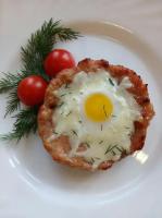 Ватрушка мясная с моцареллой и перепелинным яйцом 